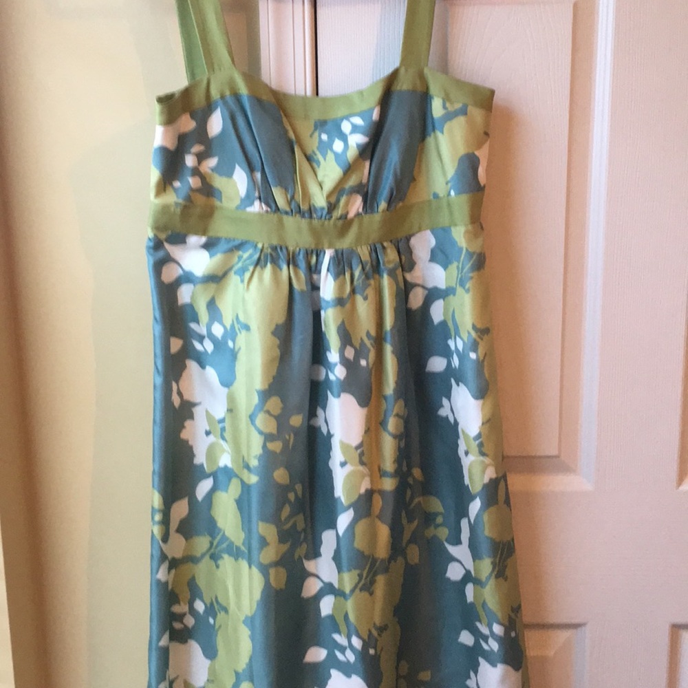 Gorgeous floral dress.